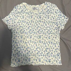 hi! I am selling this crop top! It is from Hollister and it is a small.